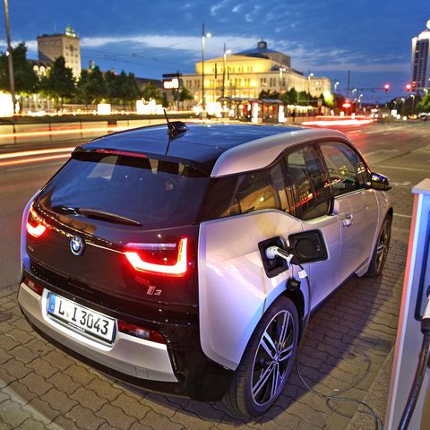 Ein BMW i3 steht an einer Ladesäule in Leipzig: Der Preis für den Strom hängt vom Weg der Abrechnung ab.