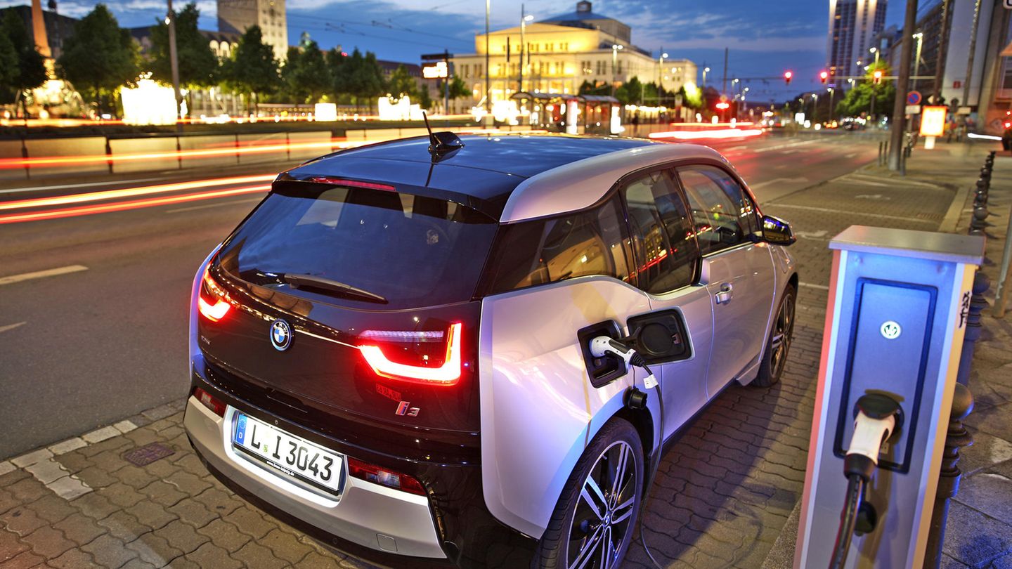 Lade-Infrastruktur: Ein BMW i3 steht an einer Ladesäule in Leipzig: Der Preis für den Strom hängt vom Weg der Abrechnung ab. Ein BMW i3 steht an einer Ladesäule in Leipzig: Der Preis für den Strom hängt vom Weg der Abrechnung ab.
