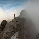 Auf dem Zwölferkofel in den Dolomiten steigt der Nebel