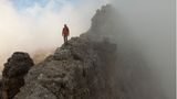 Auf dem Zwölferkofel in den Dolomiten steigt der Nebel