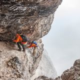 Am Zwölferkofel: Der gesamte Klettersteig um den Berg ist mit einem Stahlseil gesichert