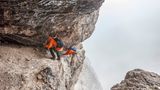 Am Zwölferkofel: Der gesamte Klettersteig um den Berg ist mit einem Stahlseil gesichert