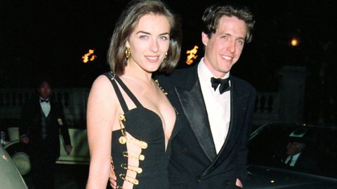 Liz Hurley und Hugh Grant kommen zur Premiere von "Vier Hochzeiten und ein Todesfall"