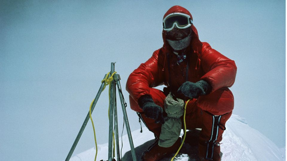 Reinhold Messner hockt auf dem Gipfel des Mount Everest, nachdem er diesen zusammen mit Peter Habeler am 8. Mai 1978 bestiegen hat. 