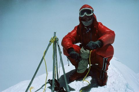 Reinhold Messner hockt auf dem Gipfel des Mount Everest, nachdem er diesen zusammen mit Peter Habeler am 8. Mai 1978 bestiegen hat. 