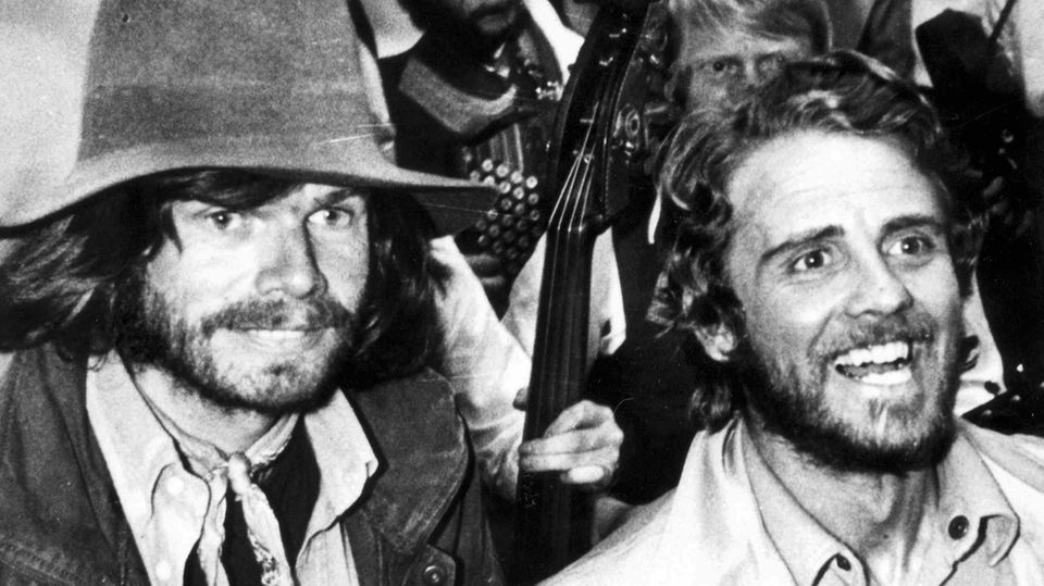 Erstbesteigung ohne Sauerstoff im Alleingang: Im Mai 1978 bei der Ankunft in München: Reinhold Messner (links) und Peter Habeler (rechts) nach ihrer Rückkehr vom Mount Everest. Im Mai 1978 bei der Ankunft in München: Reinhold Messner (links) und Peter Habeler (rechts) nach ihrer Rückkehr vom Mount Everest.