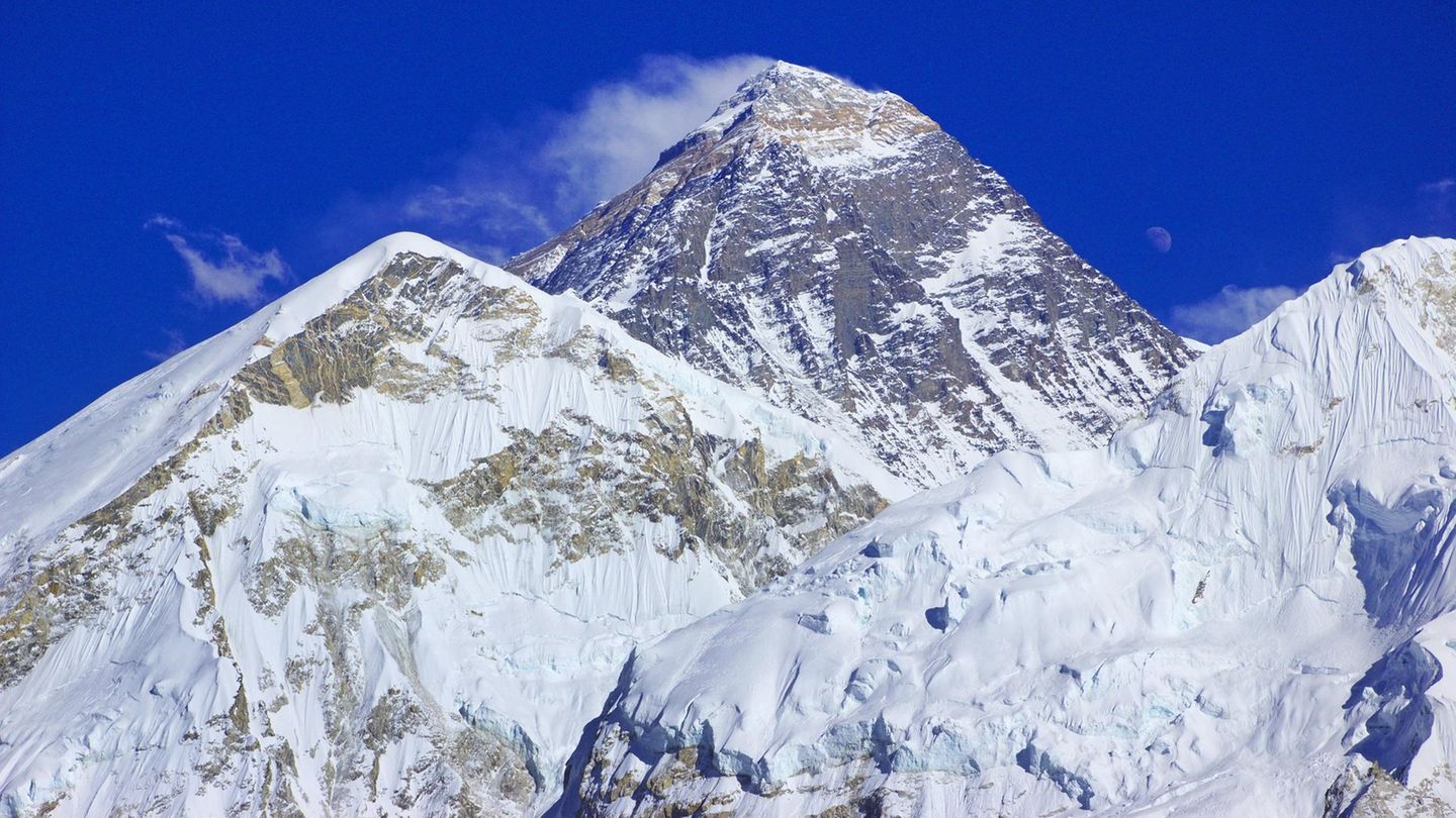 Vom Kala Patthar aus gesehen: Den 8848 Meter hohen Mount Everest bestieg Reinhold Messner am 20. August 1980 im Alleingang - ohne zusätzlichen Sauerstoff aus der Flasche. Zwei Jahre zuvor stand er zusammen mit Peter Habeler bereits auf dem Gipfel.