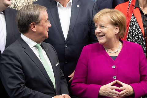 Armin Laschet und Angela Merkel hier auf dem Digital-Gipfel der Bundesregierung im vergangenen Jahr. Am Dienstag will die Bundeskanzlerin dem Ministerpräsidenten von Nordrhein-Westfalen einen Besuch abstatten.
