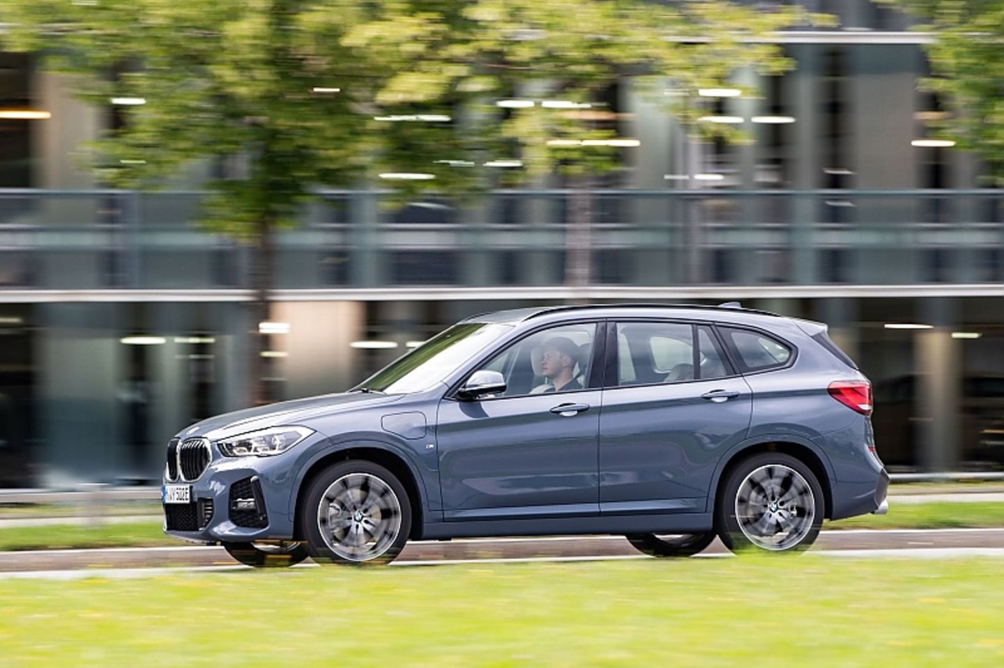 Der BMW X1 xDrive25e ist 4,45 Meter lang