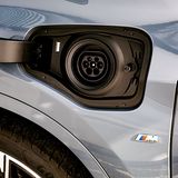 Die Ladebuchse befindet sich vorne links