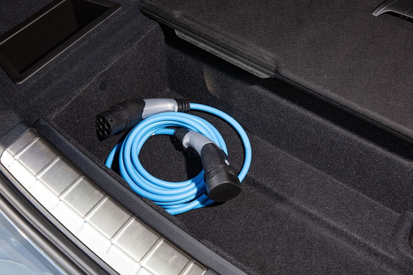 Das Ladekabel kann unter dem Kofferraum verstaut werden