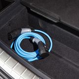 Das Ladekabel kann unter dem Kofferraum verstaut werden