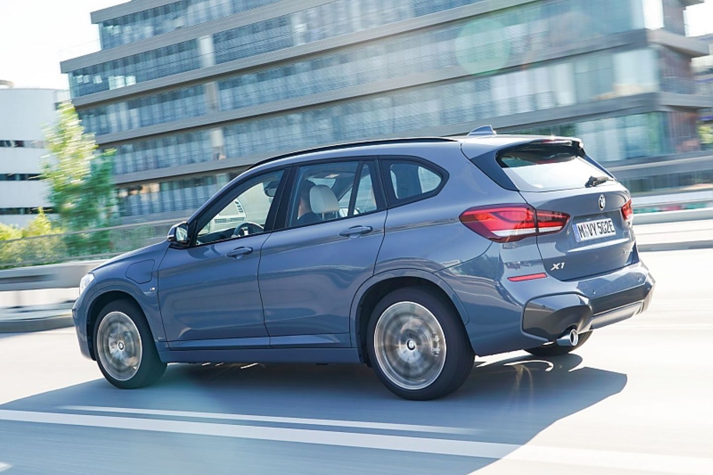 Elektrisch geht es bis zu 57 Kilometer weit