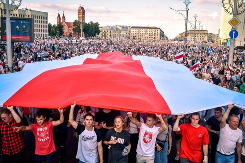 Demonstranten mit der ehemaligen weißrussischen Flagge