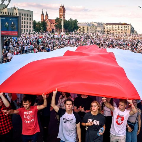 Demonstranten mit der ehemaligen weißrussischen Flagge