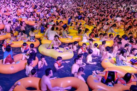 Verstörende Bilder aus Wuhan – Tausende feiern dicht an dich in Wasserpark