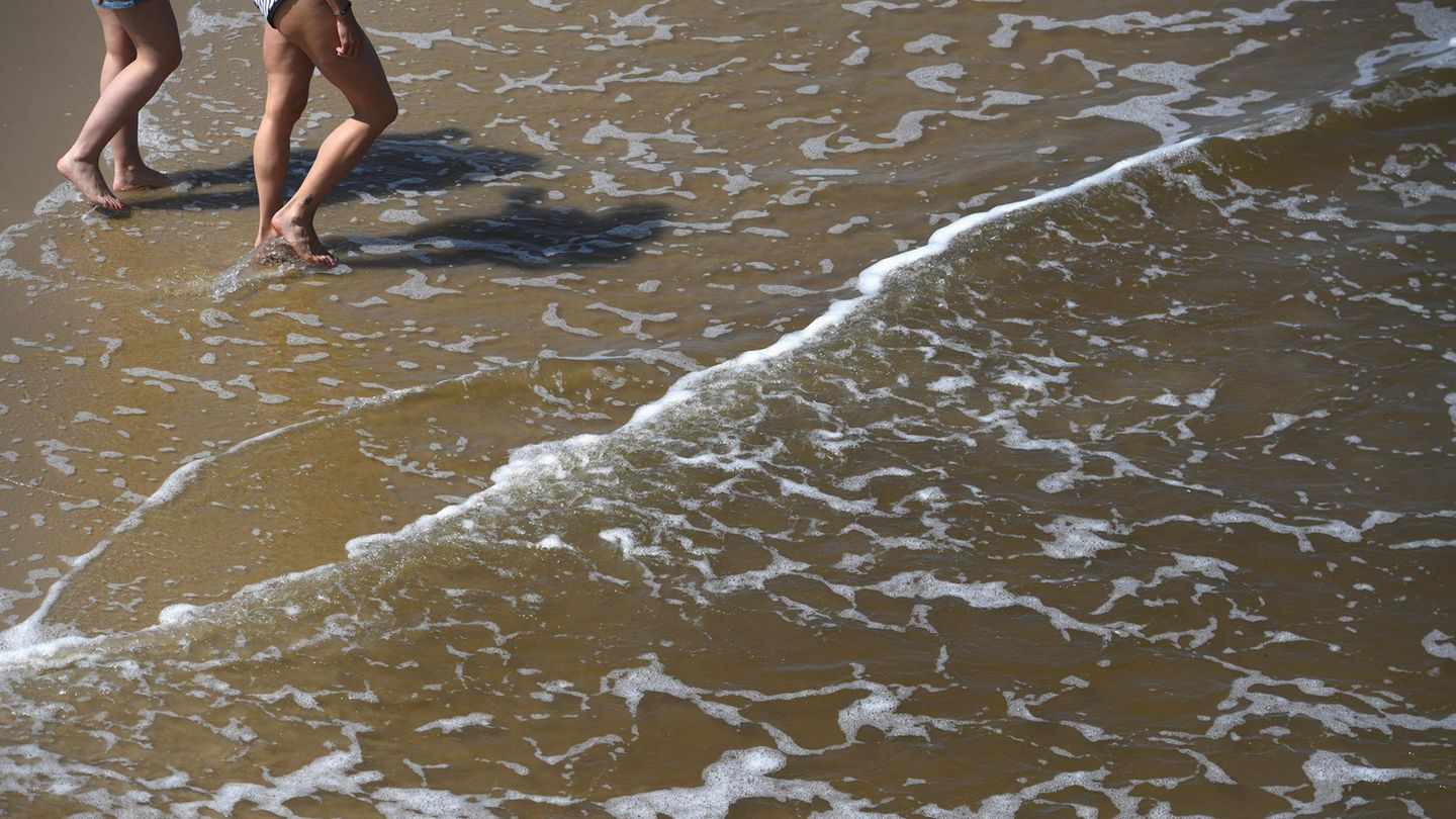 Zwei Frauen suchen Abkühlung an der Ostsee auf der Insel Usedom