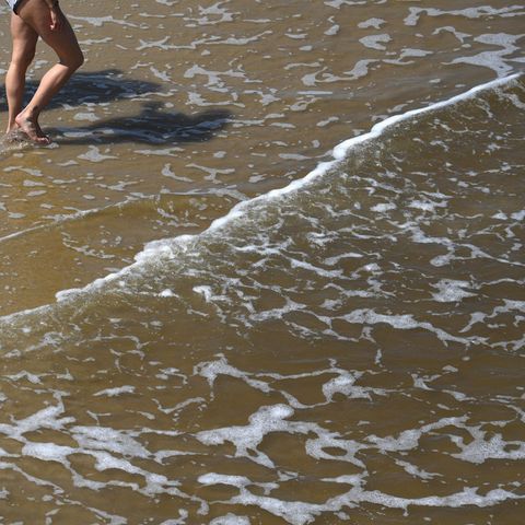 Zwei Frauen suchen Abkühlung an der Ostsee auf der Insel Usedom