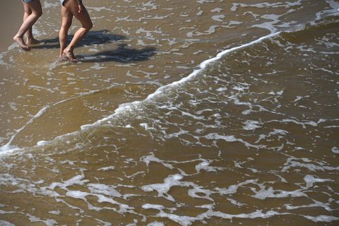 Zwei Frauen suchen Abkühlung an der Ostsee auf der Insel Usedom