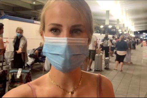 RTL-Reporterin Laura Schkrobol erlebt das Chaos der Mallorca-Heimkehrer hautnah am Flughafen.