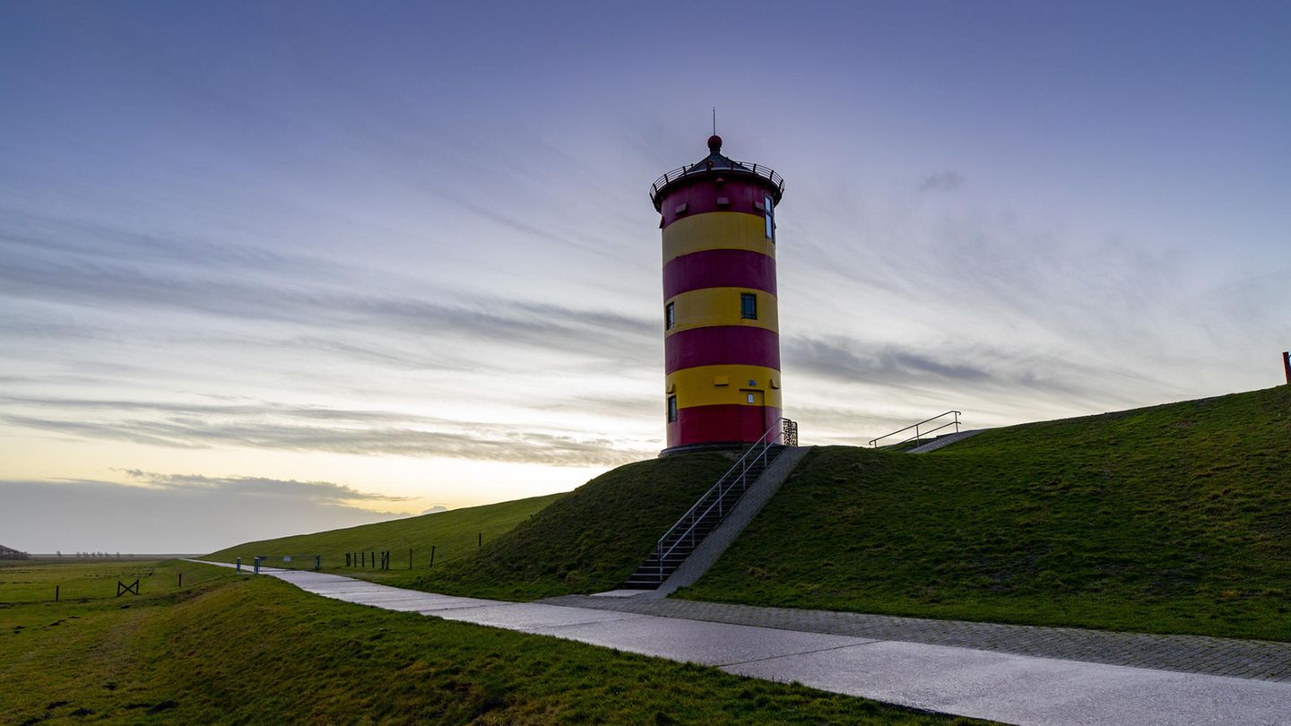 Leuchtturm auf einem Deich