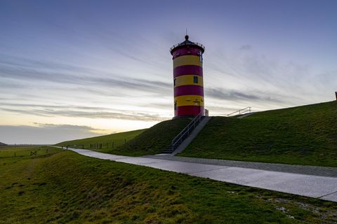 Leuchtturm auf einem Deich