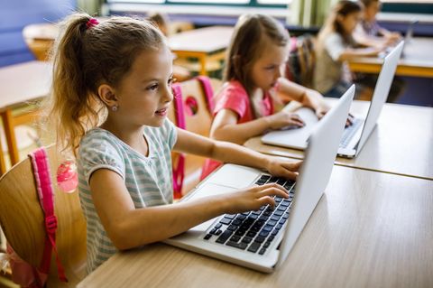 Kein Wlan, kein Plan: Warum versagen Politik und Behörden bei der Digitalisierung der Schulen? Am Geld liegt es nicht