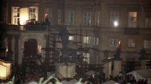 Hans-Dietrich Genscher 1989 in der Prager Botschaft