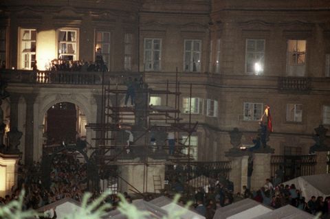 Hans-Dietrich Genscher 1989 in der Prager Botschaft