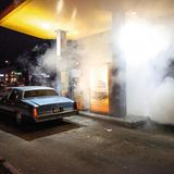 Eine Tankstelle gehüllt in den Rauch der Reifen