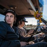 Zwei Volvo-Fans in ihrem Auto