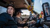 Zwei Volvo-Fans in ihrem Auto