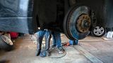 Zwei Autoliebhaber in der Werkstatt