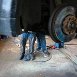 Zwei Autoliebhaber in der Werkstatt