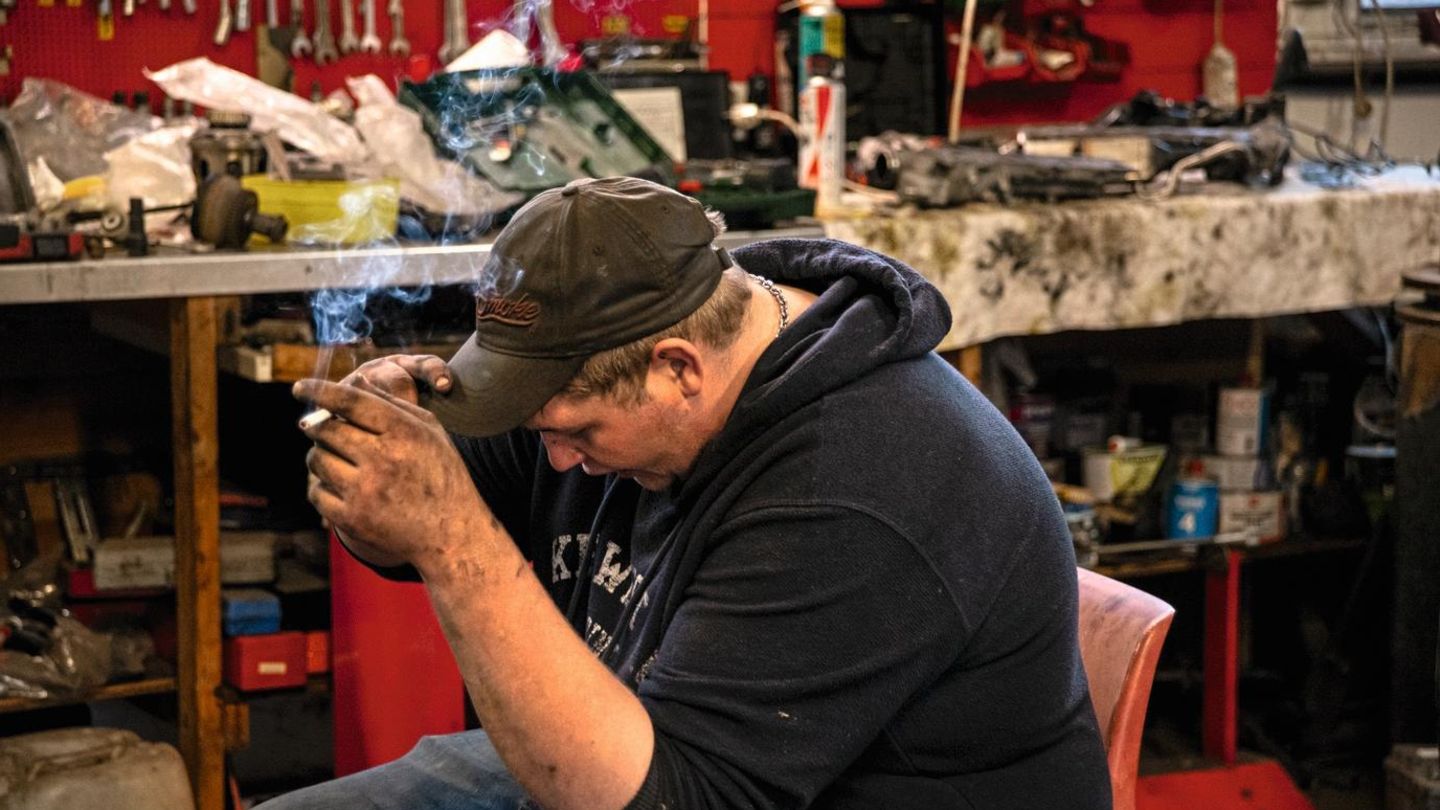 Bei der letzten Zigarette nach ausgewechselten Querlenkern. /SverreSverre hat gemeinsam mit seinen Kumpels Querlenker ausgewechselt. Sie haben stundenlang geschraubt, gehämmert, waren mit Winkelschleifer aktiv. Jetzt ist jede Schraube wieder an ihrem ... Sverre bei der letzten Zigarette nach ausgewechselten Querlenkern