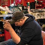 Sverre bei der letzten Zigarette nach ausgewechselten Querlenkern