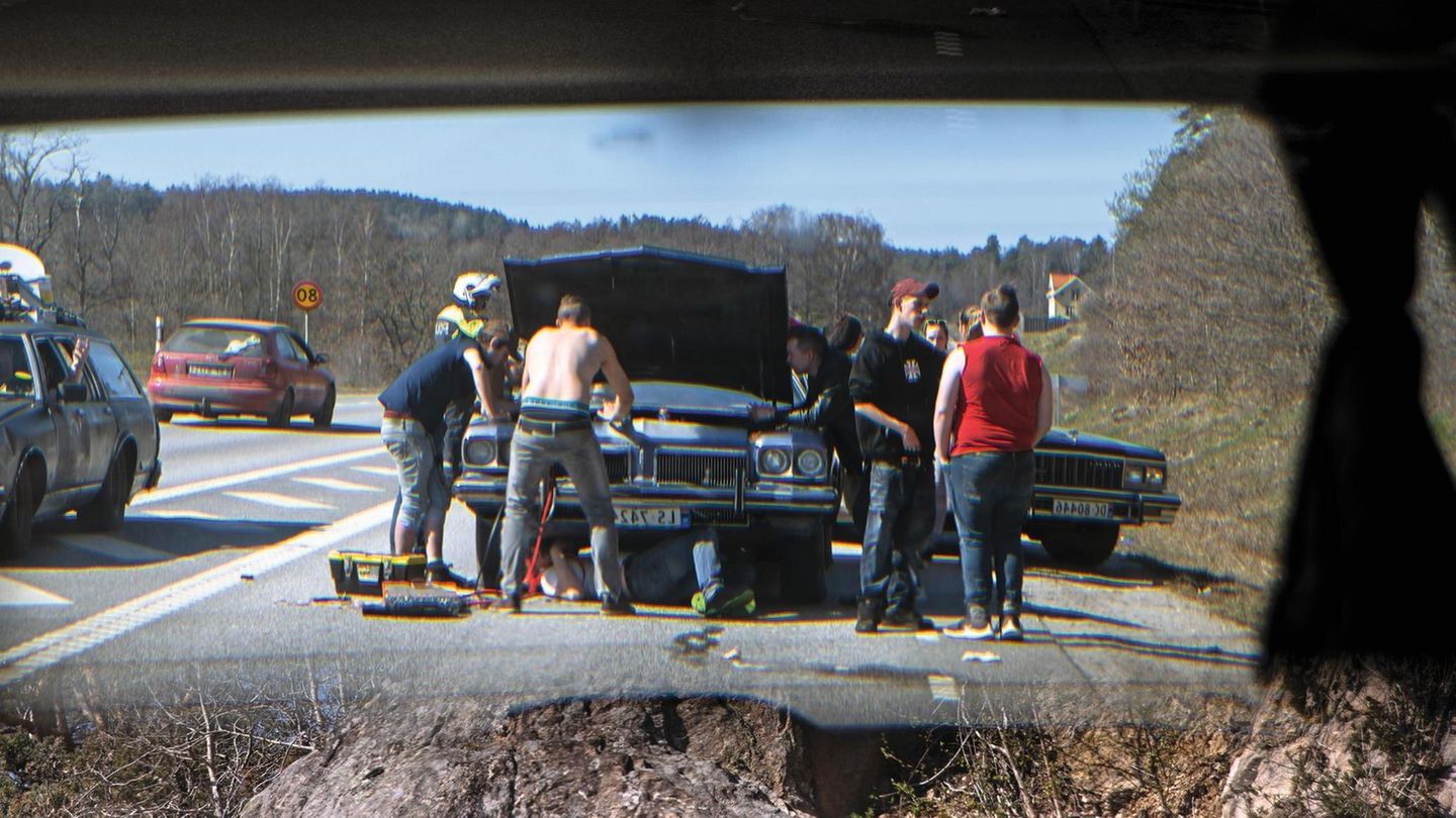 Gründonnerstag. Kolonnenfahrt nach Strömstad, ins auf der schwedischen Seite der Grenze liegende "Einkaufsparadies". Aus Tradition. Der Werkzeugkoffer ist dabei. _ Nähe Strömstad Grenzregion Norwegen/SchwedenEs hat sich diese Tradition im Rånemilieu... Schraubereinsatz auf der Kolonnenfahrt