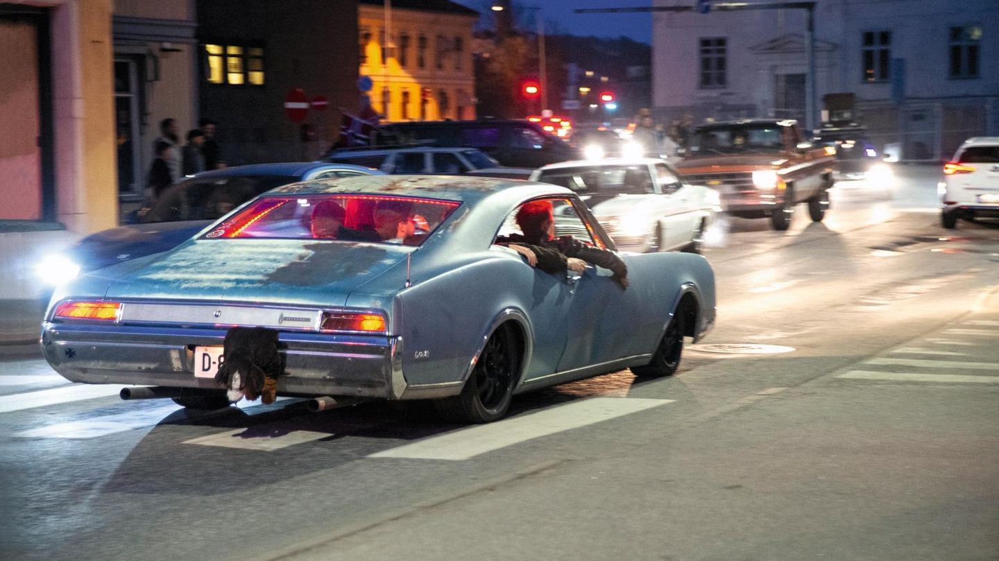 Abends in Halden. Halden.Abend in der Kleinstadt. Viele im Auto, beste Stimmung. Laute Musik. Runde um Runde. Die immergleiche Runde, mit gelegentlichen Abstechern, zur Tankstelle oder zum Burgerladen. So wird der Abend weitergehen. Fahren um des Fahr... Ein 1967er Oldsmobile Delta 88