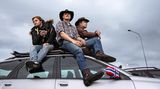 Norwegische "Cowboys" auf einem Autodach