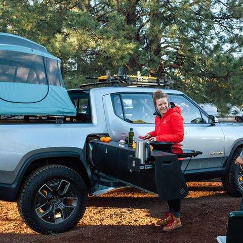 Rivian R1: A camping kitchen and electric stove is available as an additional equipment. 