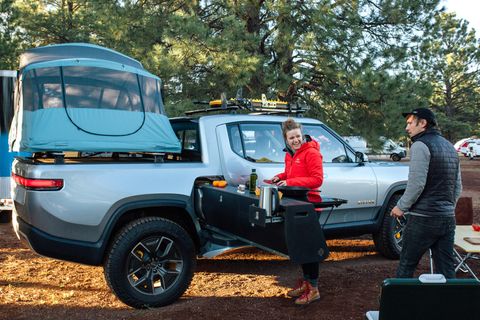 Rivian R1: Eine Campingküche samt Elektroherd gibt es als Zusatzausstattung.