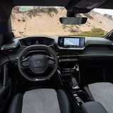 Das Cockpit des Peugeot e-208 wirkt moderner als das des Corsa-e