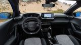 Das Cockpit des Peugeot e-208 wirkt moderner als das des Corsa-e