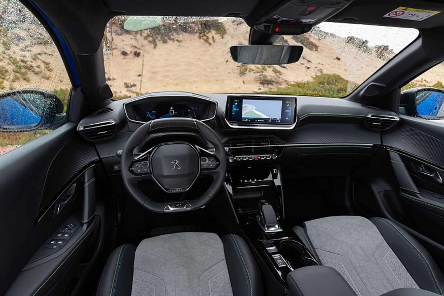Das Cockpit des Peugeot e-208 wirkt moderner als das des Corsa-e
