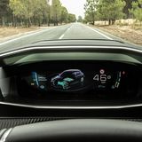 Im Peugeot e-208 sind die Instrumente hoch angeordnet, damit der Blick fast immer auf der Straße bleibt