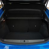 Der Kofferraum des Peugeot e-208 fasst 265 Liter und bei umgeklappten Rücksitzlehnen bis zu 960 Liter