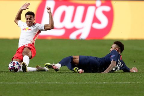 Paris Saint-Germain's Neymar (rechts) im Zweikampf mit Tyler Adams von RB Leipzig