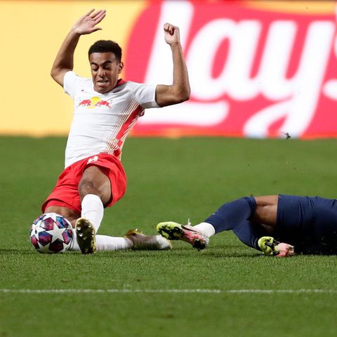Paris Saint-Germain's Neymar (rechts) im Zweikampf mit Tyler Adams von RB Leipzig
