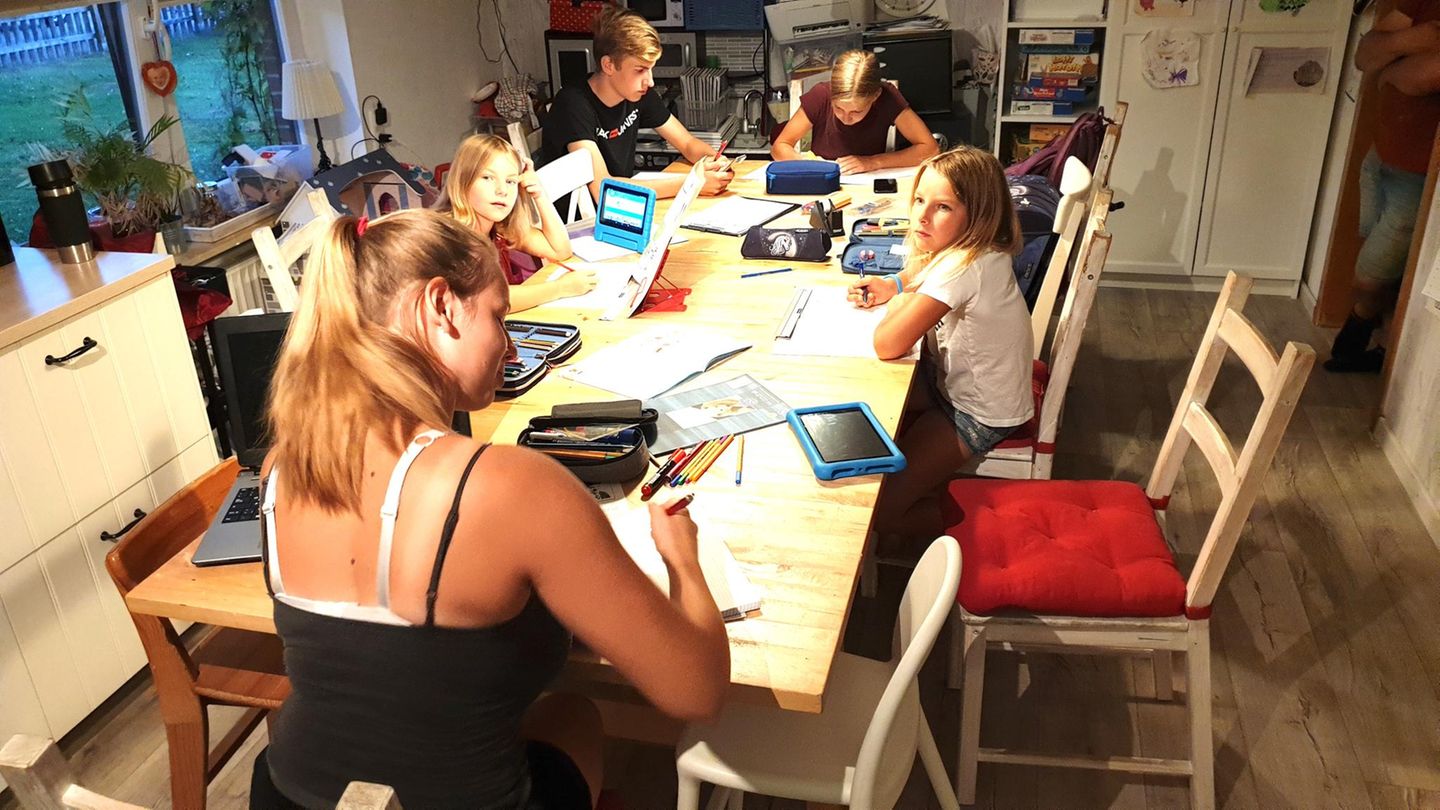 Home-Schooling Unterricht am Küchentisch