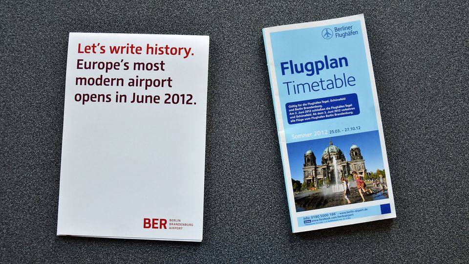 Follow Me: Notizblock zur geplanten Erföffnung im Juni 2012 und der gedruckte Sommerflugplan 2012 mit allen Abflügen ab BER zu 172 Zielen in 50 Ländern Notizblock zur geplanten Erföffnung im Juni 2012 und der gedruckte Sommerflugplan 2012 mit allen Abflügen ab BER zu 172 Zielen in 50 Ländern